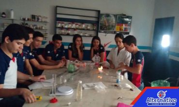 Aula prática de química com a turma dos 1º anos