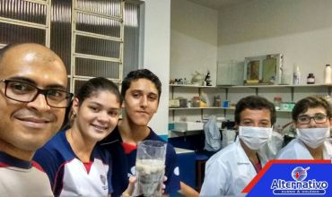 Aula prática de química com a turma dos 1º anos