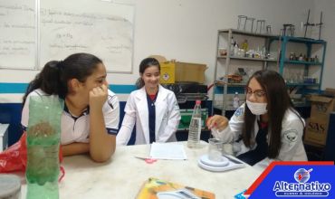 Aula prática de química com a turma dos 1º anos