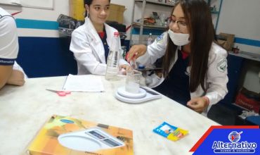 Aula prática de química com a turma dos 1º anos