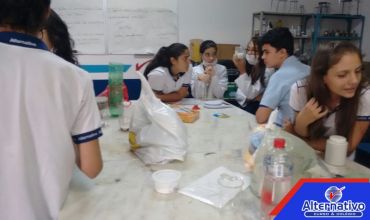 Aula prática de química com a turma dos 1º anos